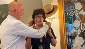 PP Löwen legt P vera Kölbel die Amtskette um.