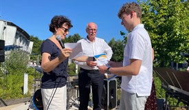 Präsidentin Vera Kölbel überreicht die Urkunde an Linus Schneider gemeinsam mit P elect Walter Hauth. Foto: ney