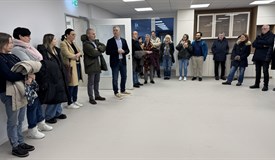 Der Orthopäde Dr. Bernd Vogt (m.) begrüßt seine Freunde in der neuen Moselclinic. Foto: ney