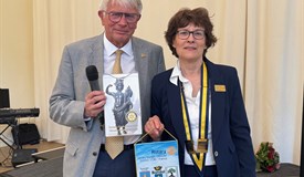 Wimpelaustausch mit Jean-Phillipe Rose vom RC Sanary-Bandol-Ollioulles..Foto: ney