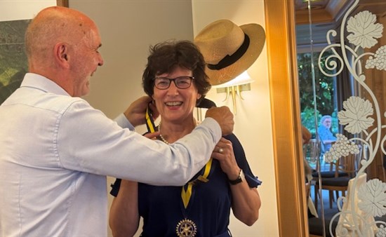 PP Löwen legt P vera Kölbel die Amtskette um.