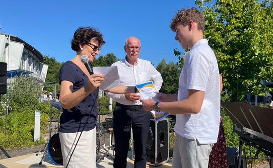 Präsidentin Vera Kölbel überreicht die Urkunde an Linus Schneider gemeinsam mit P elect Walter Hauth. Foto: ney