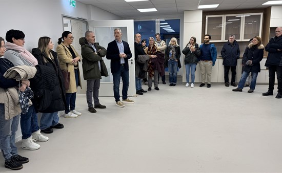 Der Orthopäde Dr. Bernd Vogt (m.) begrüßt seine Freunde in der neuen Moselclinic. Foto: ney