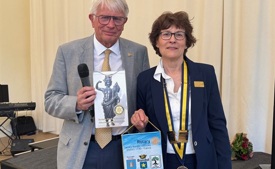Wimpelaustausch mit Jean-Phillipe Rose vom RC Sanary-Bandol-Ollioulles..Foto: ney